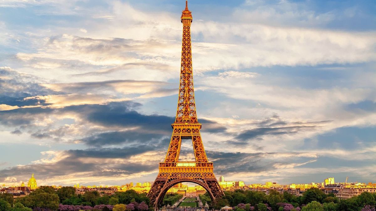 A misztikus koporsók titokzatos megjelenése a világhírű Eiffel-torony alatt