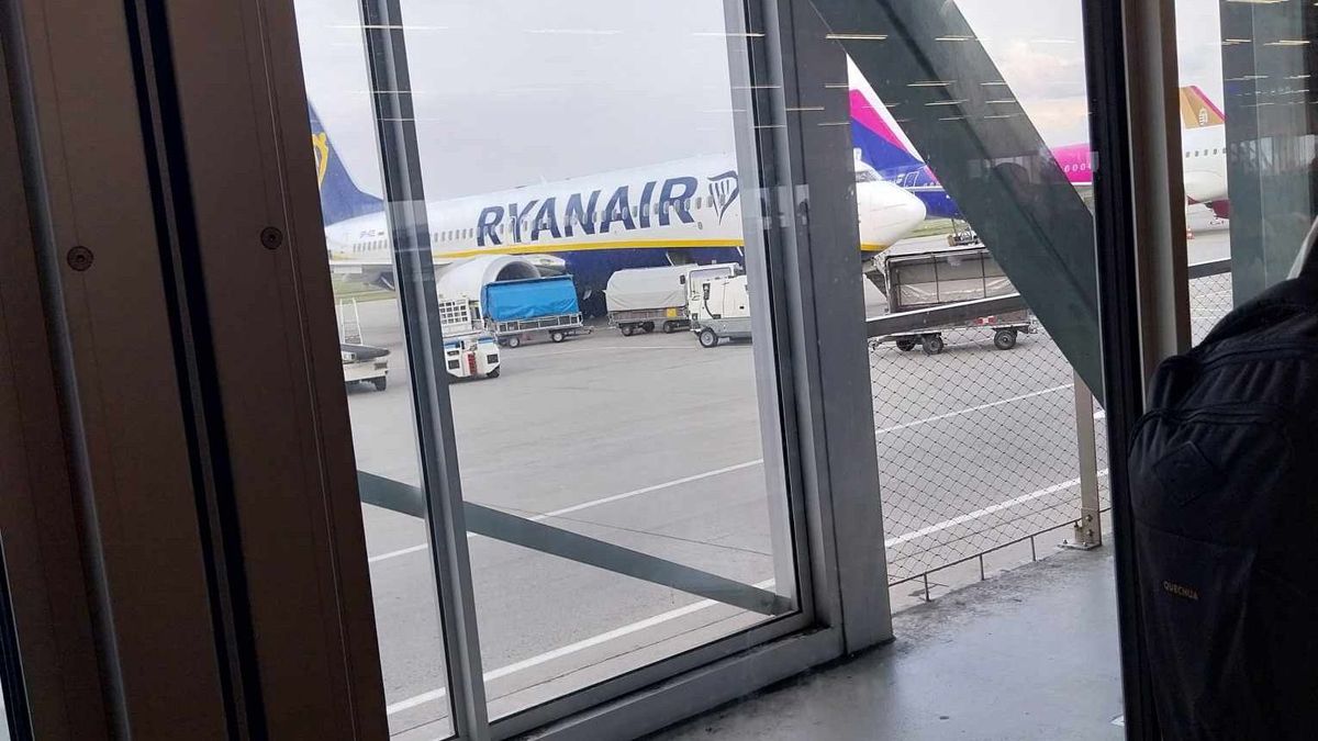 A Ryanair botrányos viselkedése: félretájékoztatás és étlen-szomjan várakoztatás a Ferihegyen