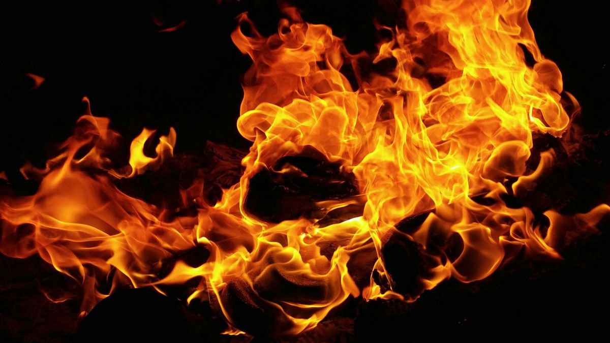 Drámai hír: Kocsi lángolt a VI. kerületben a Király utcában