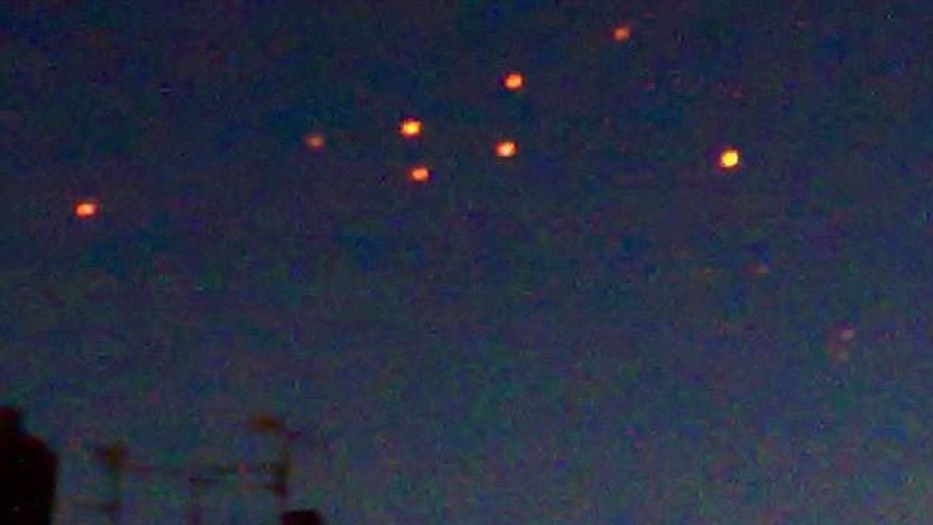 Káprázatos látvány: narancssárga UFO-k száguldottak az égen