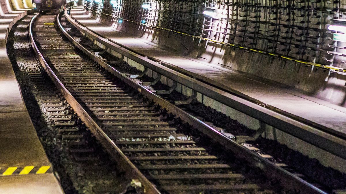 Szívszorító tragédia: Fiatal férfi a metró elé ugrott, életéért küzdenek a mentők