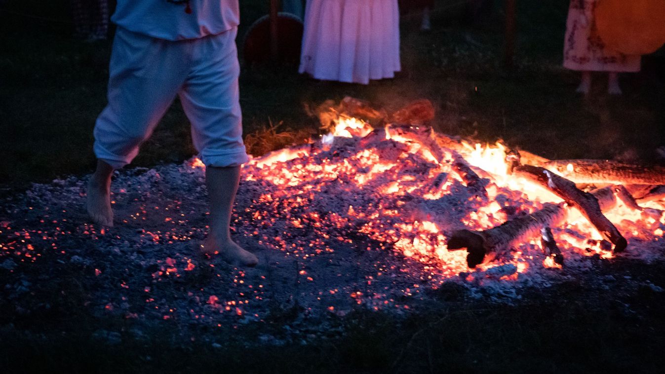 Lenyűgöző látvány: Mézítláb sétálók átvonultak a parázson a Fényünnepen – Fotógaléria