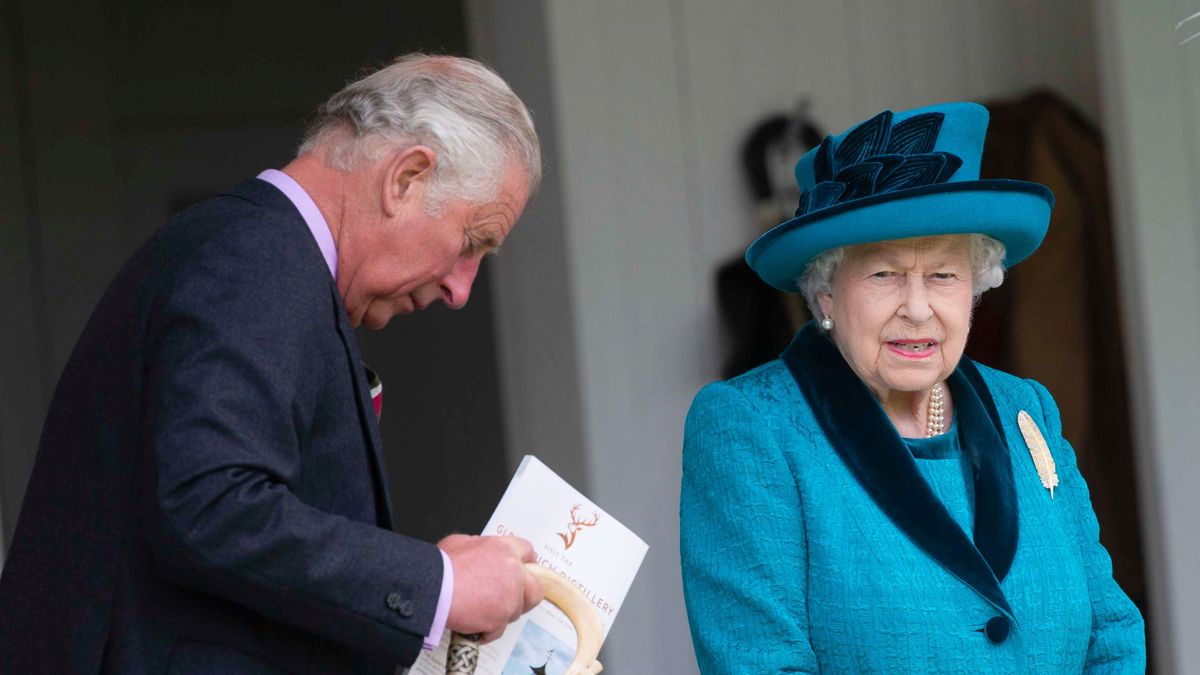 A királyi titok fátyolát felfedték: II. Erzsébet és Károly herceg meglepő beszélgetése