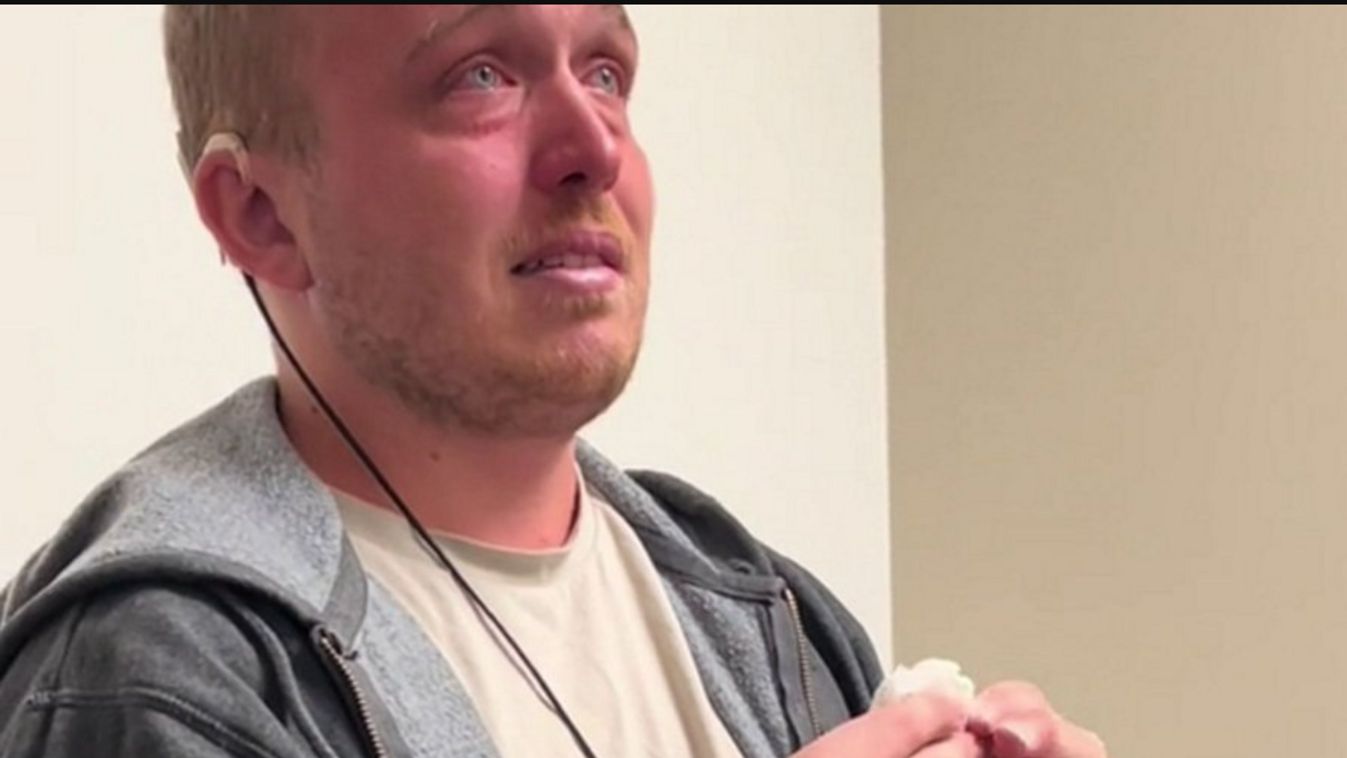 Szívbemarkoló pillanat: könnyekben tört ki a fiatal férfi, amikor életében először hallott