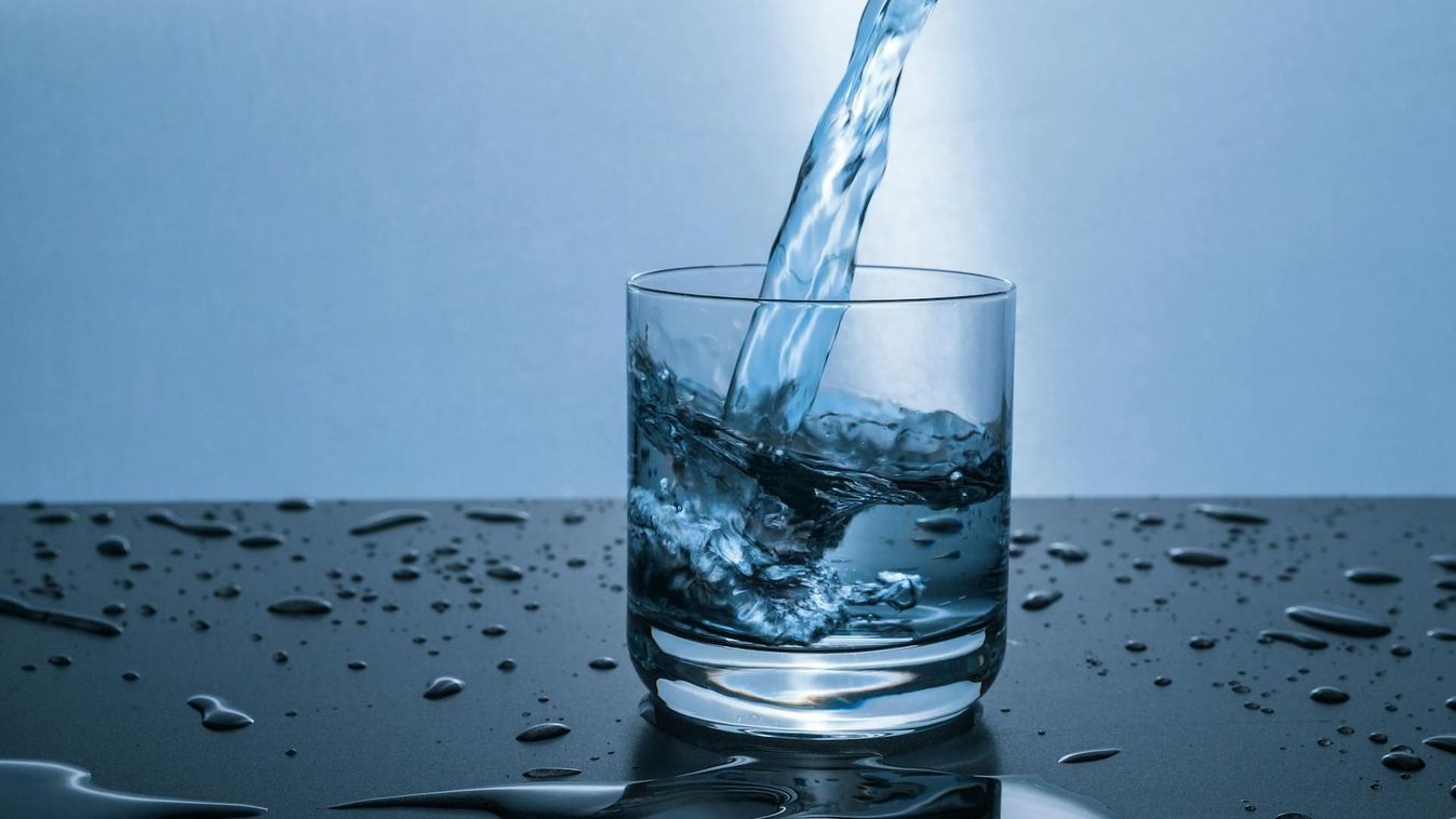 Víz, a megoldás: ennyit kell innod naponta
