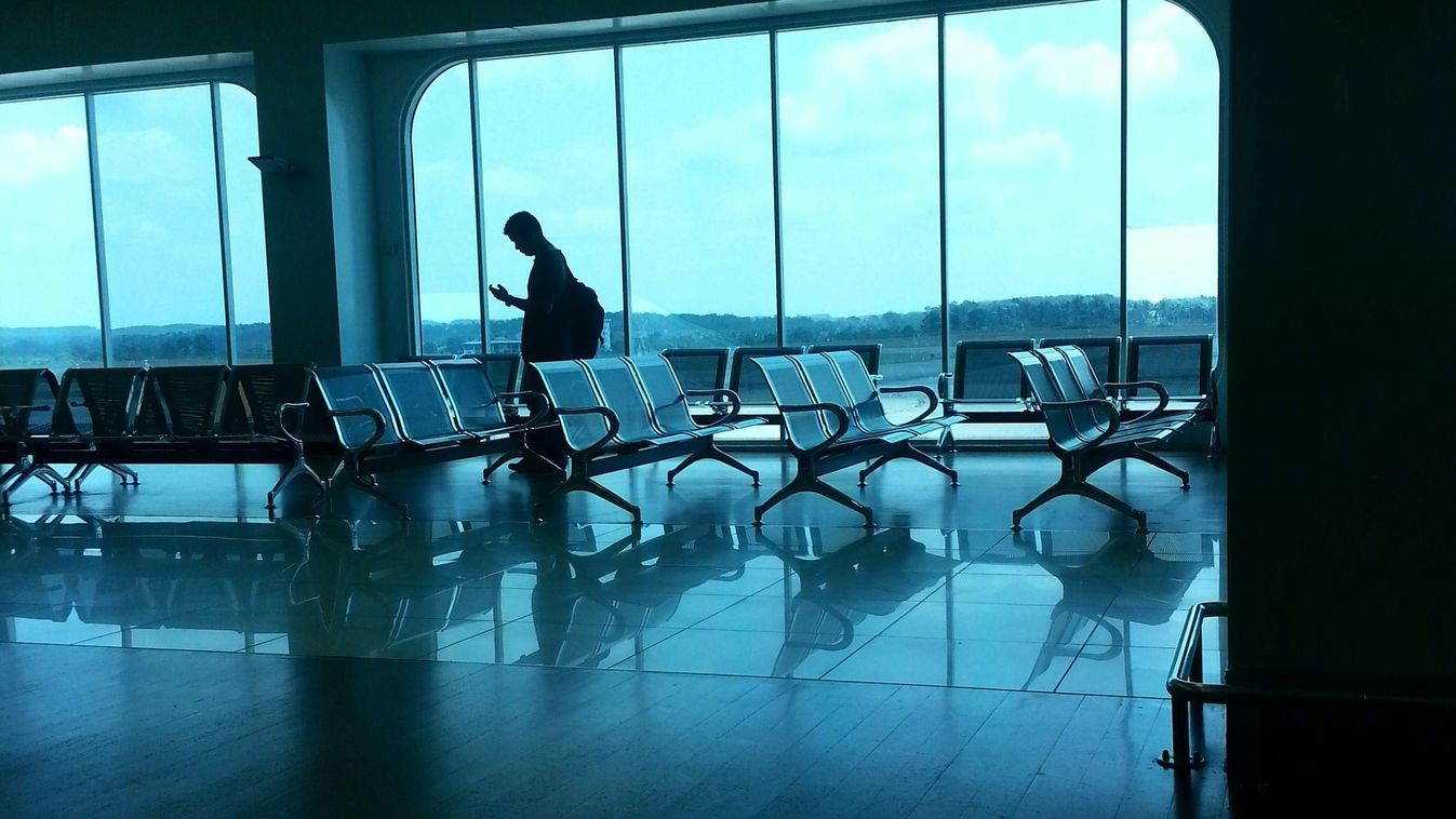 Szurkolói csoportosulás zavarta meg a repülőtéri nyugalmat az Eb-re utazás előtt