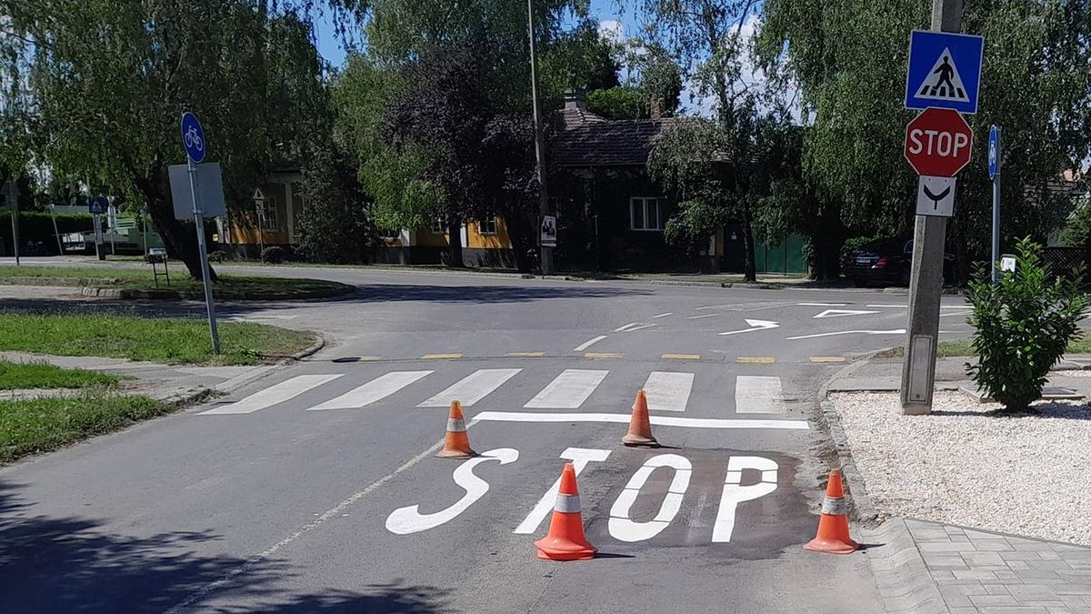 Az aszfaltra fújt STOP tábla Kalocsán: nevetést kelt a címzettekben