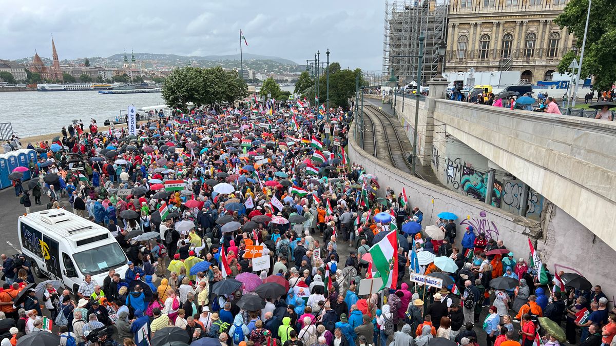Óriási tömeg vonul a Lánchíd előtti térre a békéért