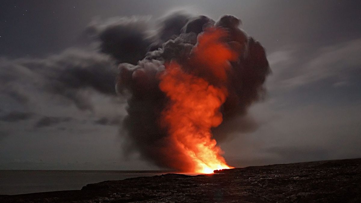 Indonézia vulkánjainak dühöngése: kétszeri kitörés, 900 méteres füstoszlop