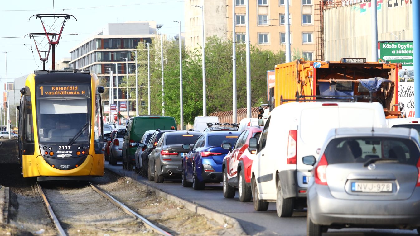 Forgalomállás Budapesten: Villamossínen rekedt autó okozta az akadályt