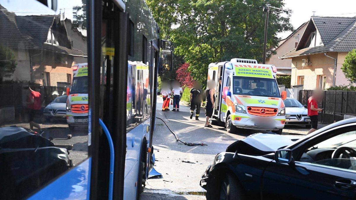 Válságos helyzet a kispesti buszbaleset után: gyerekeket is mentők szállítottak kórházba