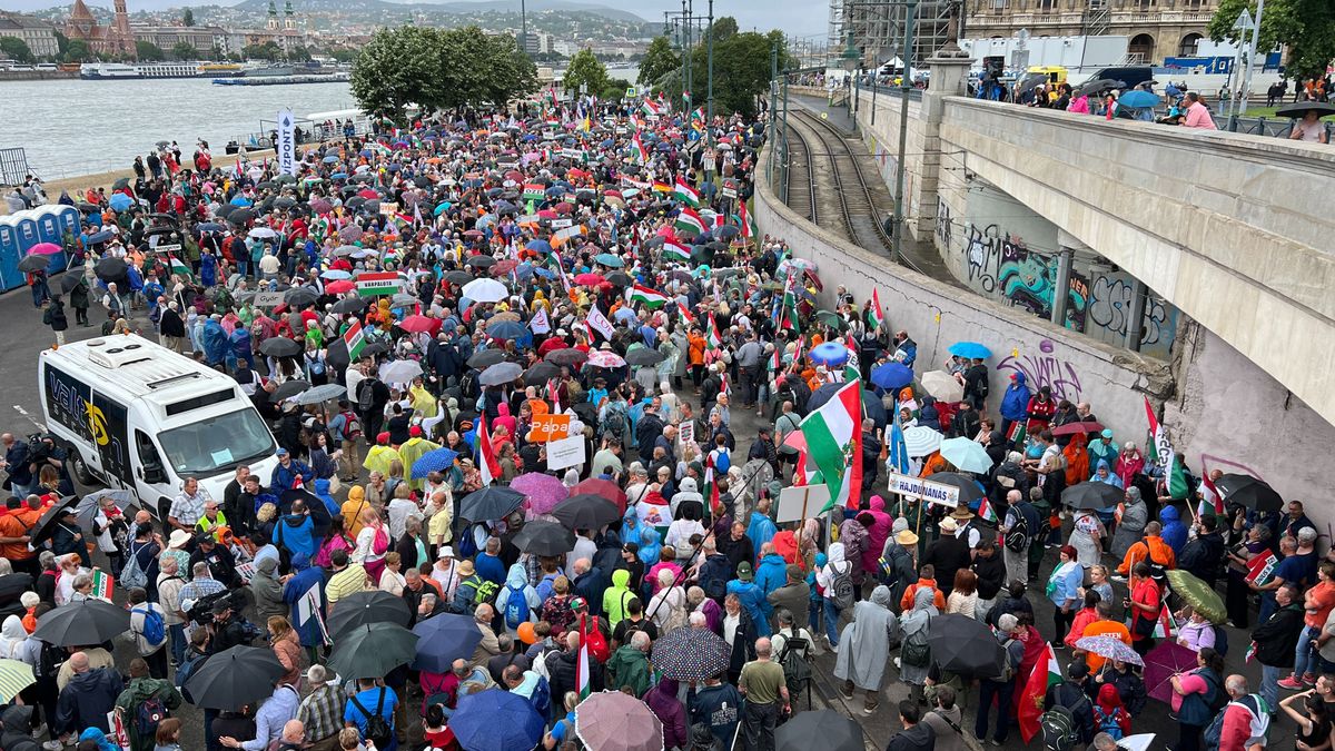 A tömeg erejével: Magyarország áradóan vonul a Békemeneten