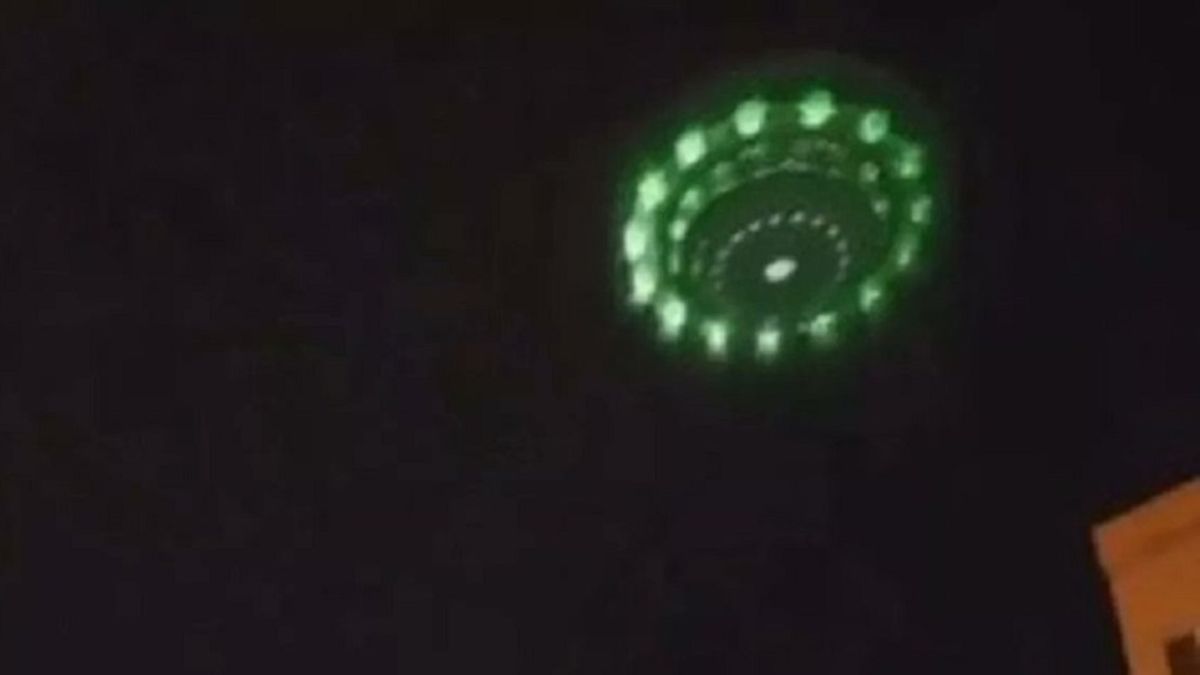 Rejtélyes zöld UFO tűnt fel az utcán: elképesztő felvételek készültek róla