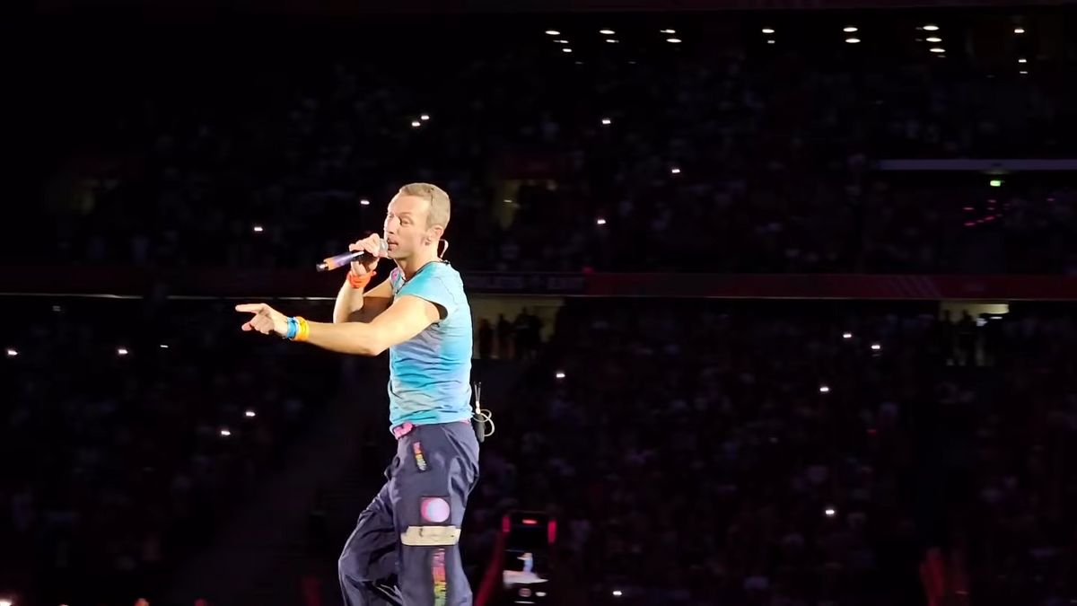 A Coldplay énekese sétál a Duna-parton: elképesztő videót készítettek