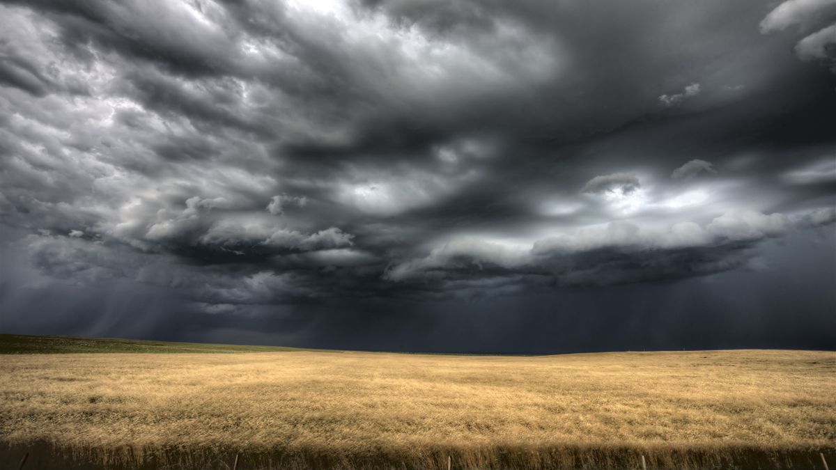 Viharos időjárásra figyelmezteti az országot a meteorológiai szolgálat: dupla riasztás érvényben