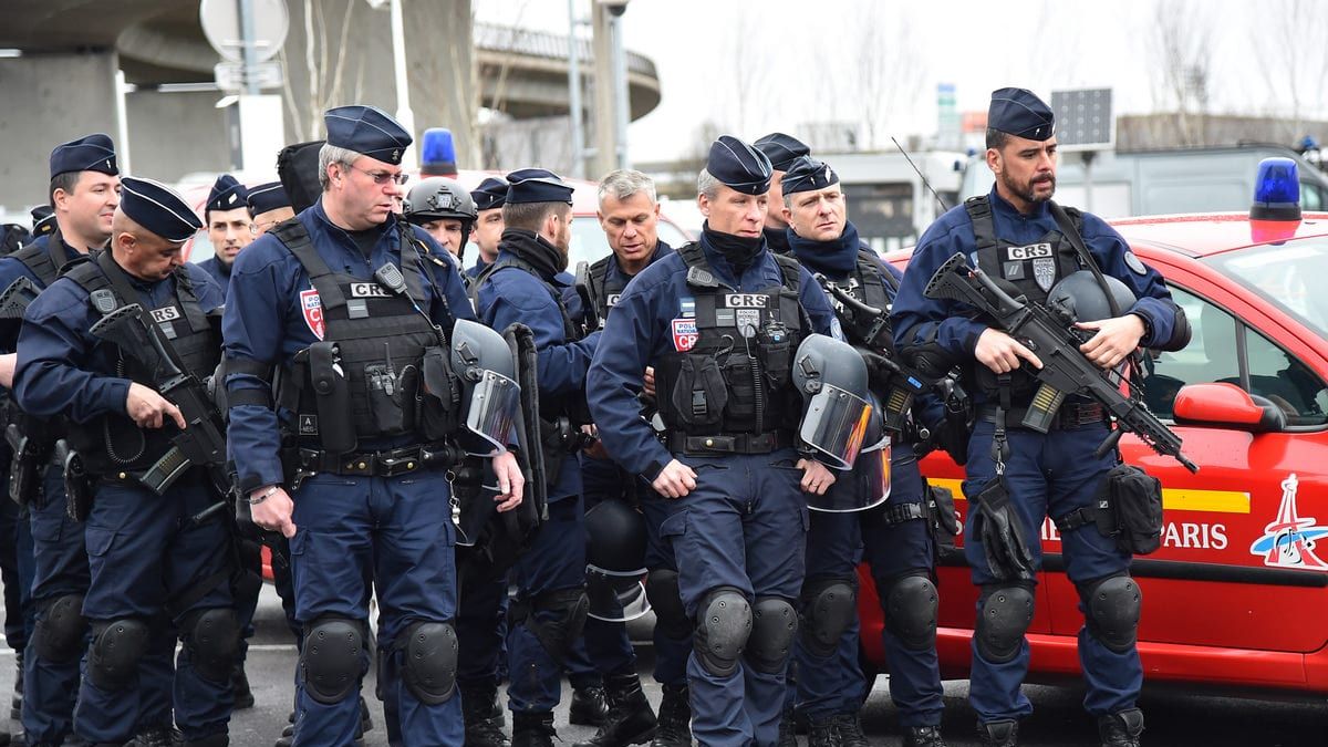 Migráns támadás Párizsban: Csavarhúzóval szúrtak meg több embert