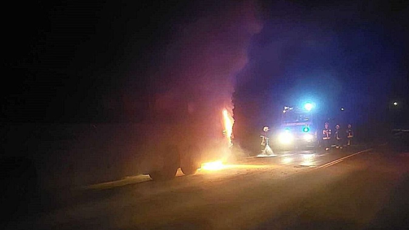 Gyárbusz lángol Cserkeszőlőnél: drámai helyzet a dolgozók számára – Fotóriport