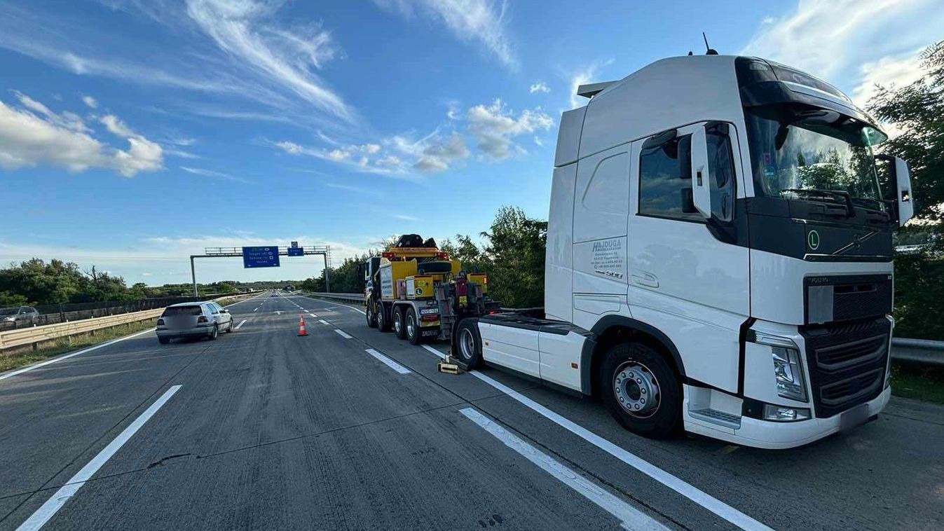 Őrült veszély az M0-son: Lengyel kamion forgalommal szemben haladt magától vezető nélkül