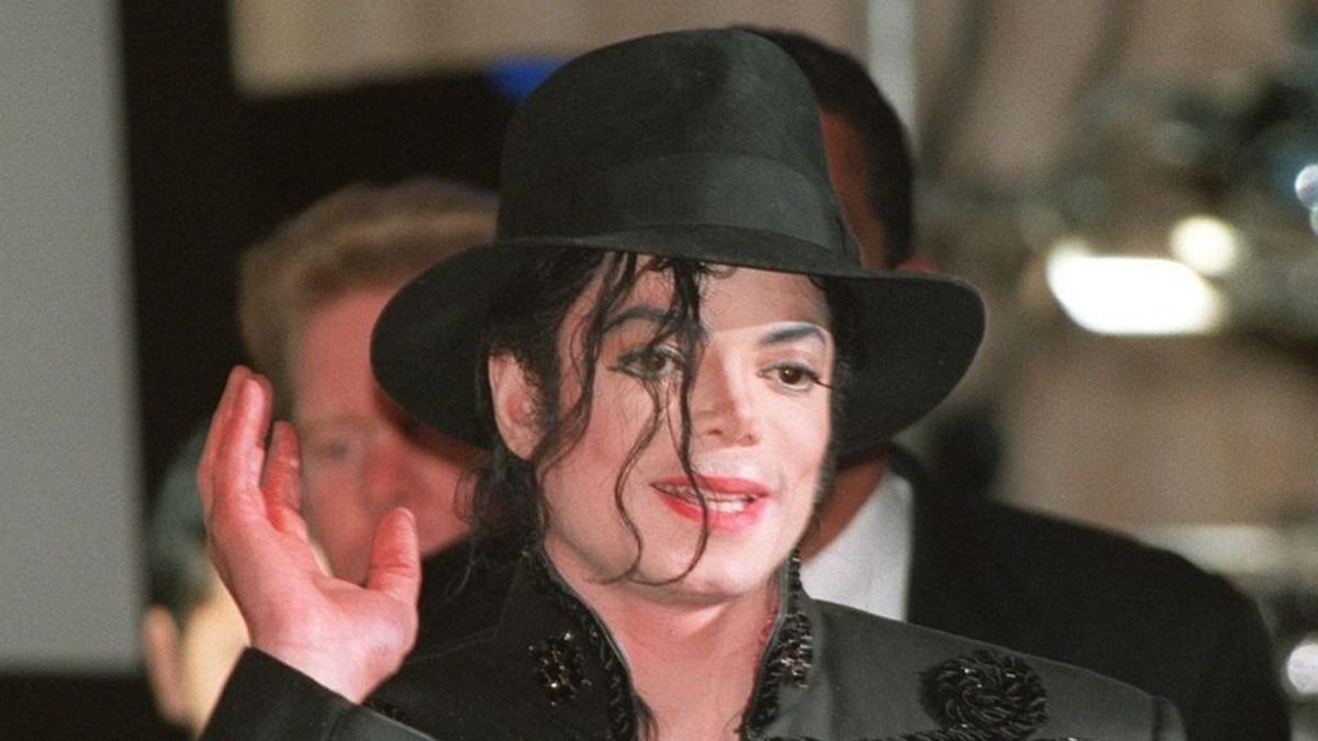 A Rajongók hódolnak Michael Jackson emléke előtt Budapesten