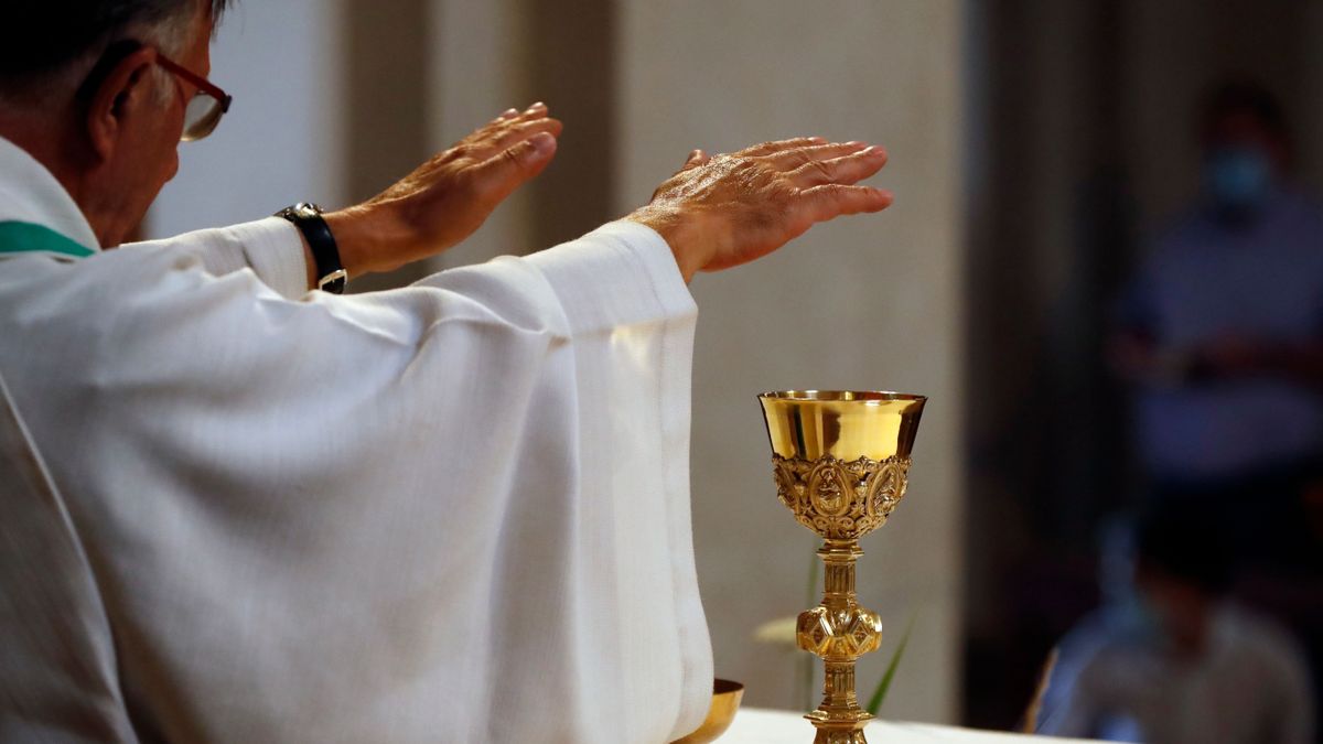Az álruhás mágus leleplezése: Szentelt szöget és földet árulnak Pesten katolikus pap közreműködésével