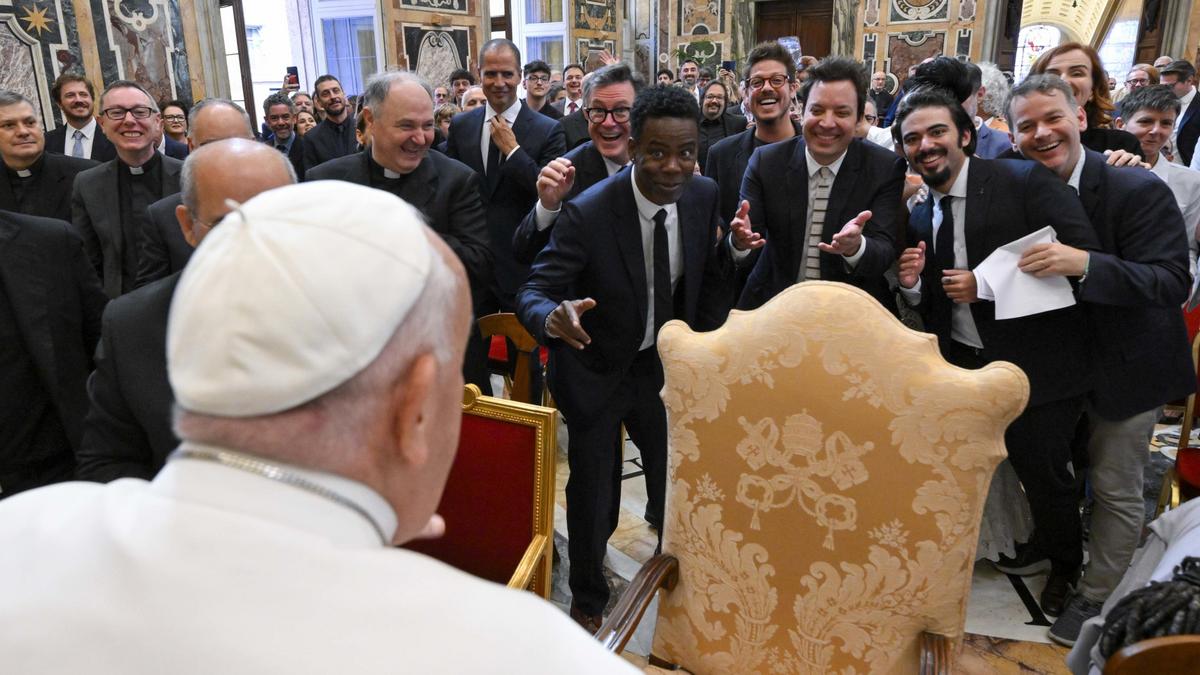 Nevetés a Vatikánban: Ferenc pápa és a világ humoristái találkozása
