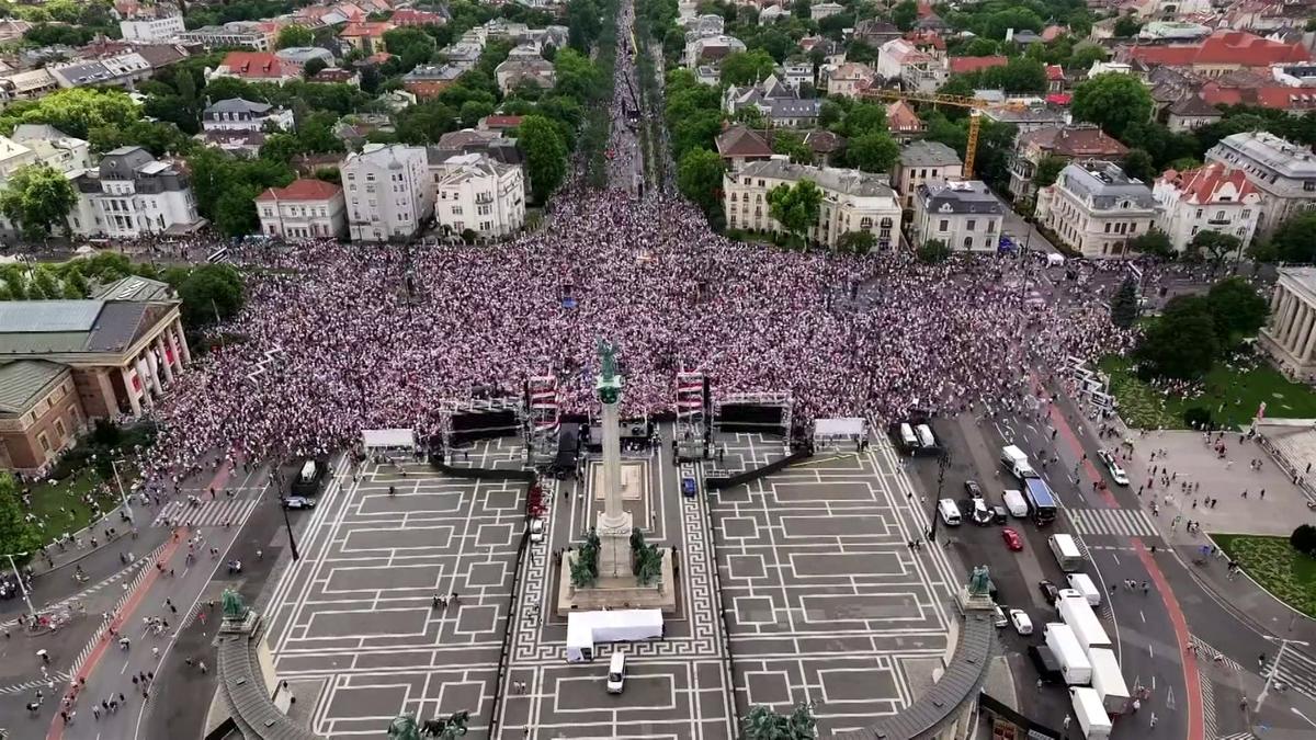 Az emberek tömege Magyar Péter tüntetésén - elképesztő fotók a Hősök teréről