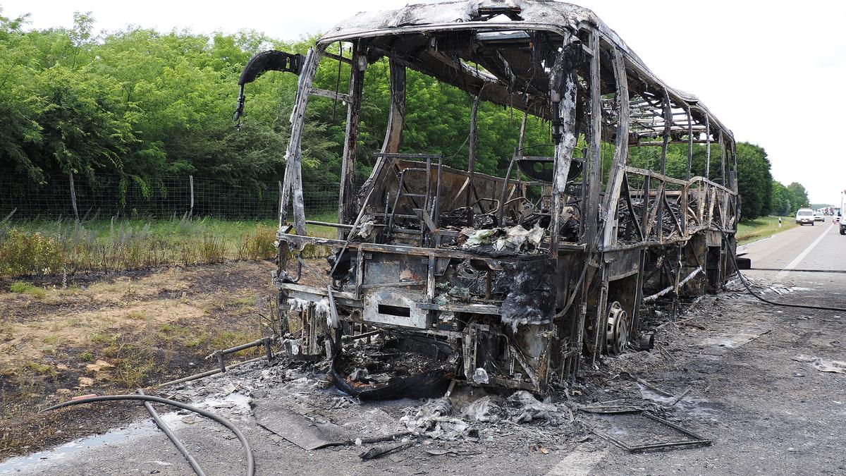 Emberéletet és teljes buszt vesztett az M5-ösön lángoló tragédia: megdöbbentő látvány a hatalmas sorban - sokkoló fotók
