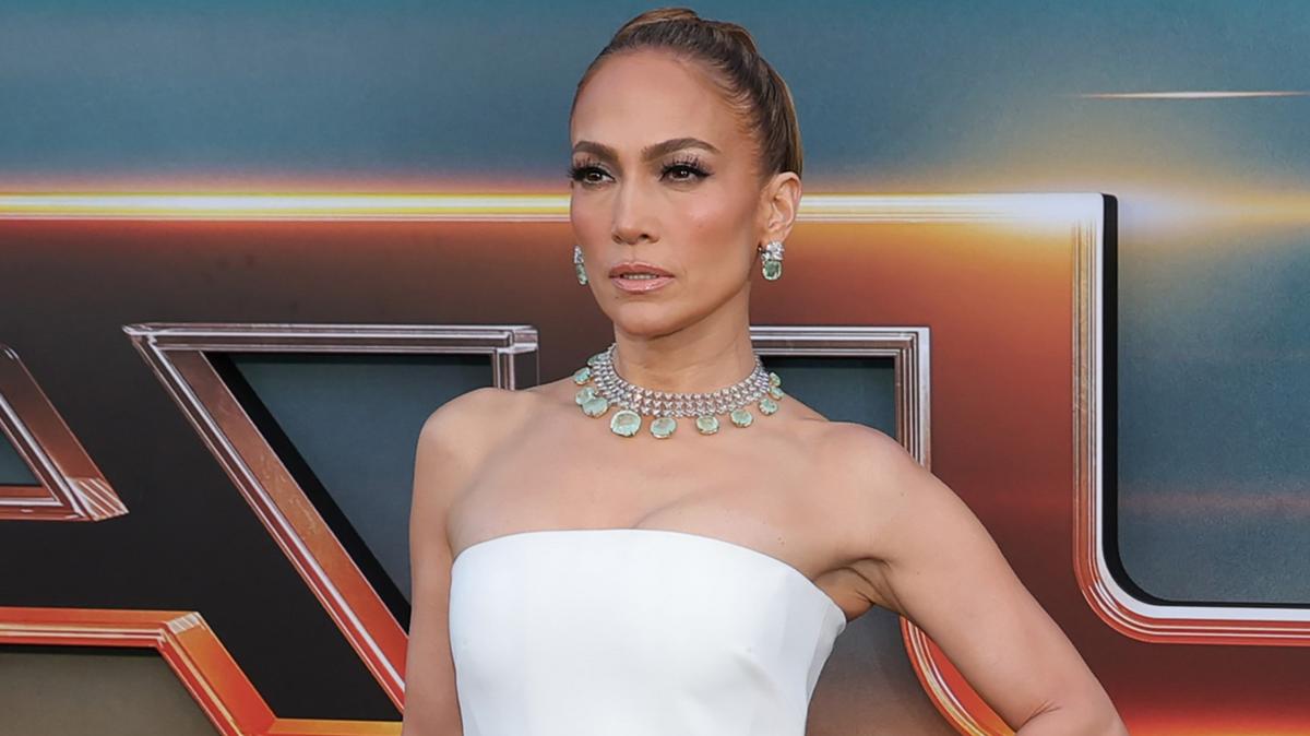 Az újságcikk hatásos címe lehet például: “Megdöbbentő részletek a valóságban: Jennifer Lopez színésztársának brutális támadása kapcsolatban az Atlas című filmben