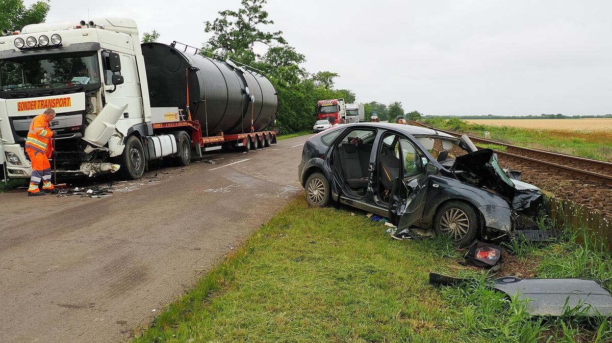 Tragikus baleset Tiszatenyőn: autós életét veszti a tartálykocsi ütközésében - fotóriport a helyszínről