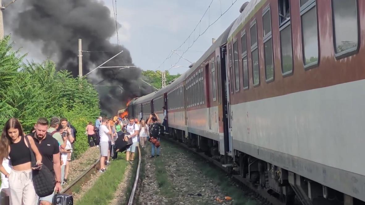 Tragikus baleset: vonat ütközött busszal Budapest közelében – Lángokban a helyszín, többen életüket vesztették