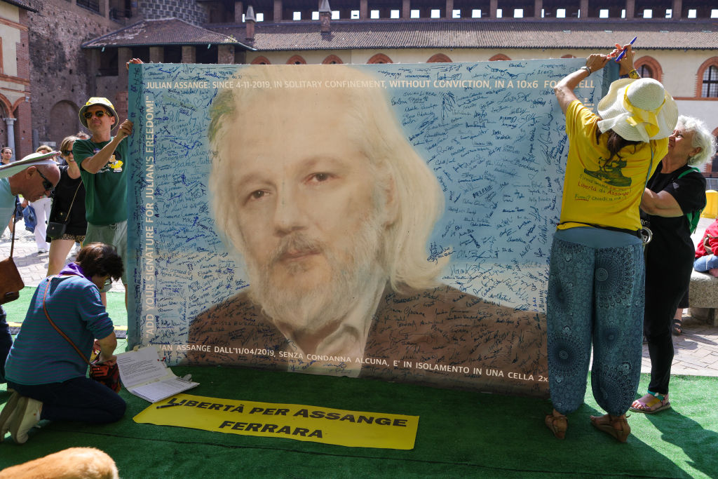 A Wikileaks alapítóját vádalkuval szabadult Julian Assange, öt év után