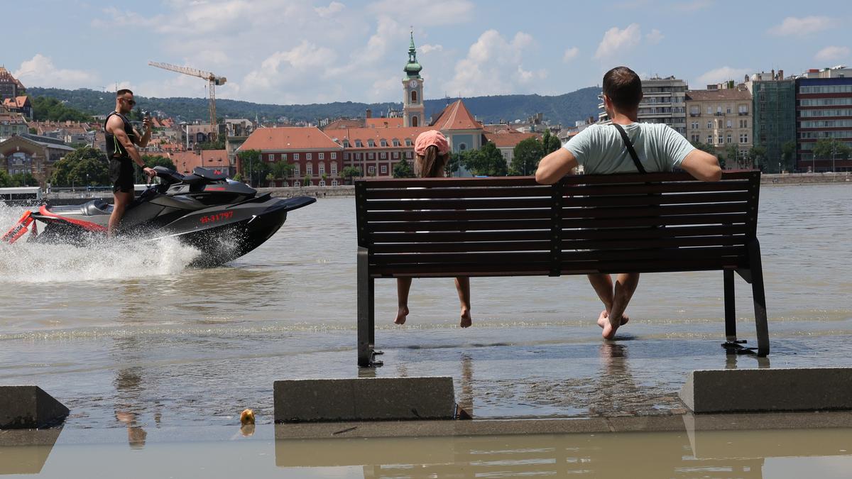 Fényképek a budapesti Duna áradásáról: a folyó most éri el legmagasabb szintjét