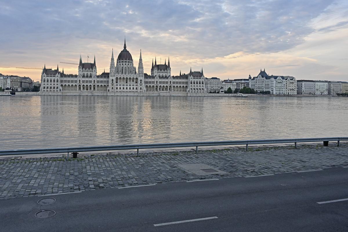Budapest árvízben: fotók mutatják, milyen magasan áll a Duna vízszintje