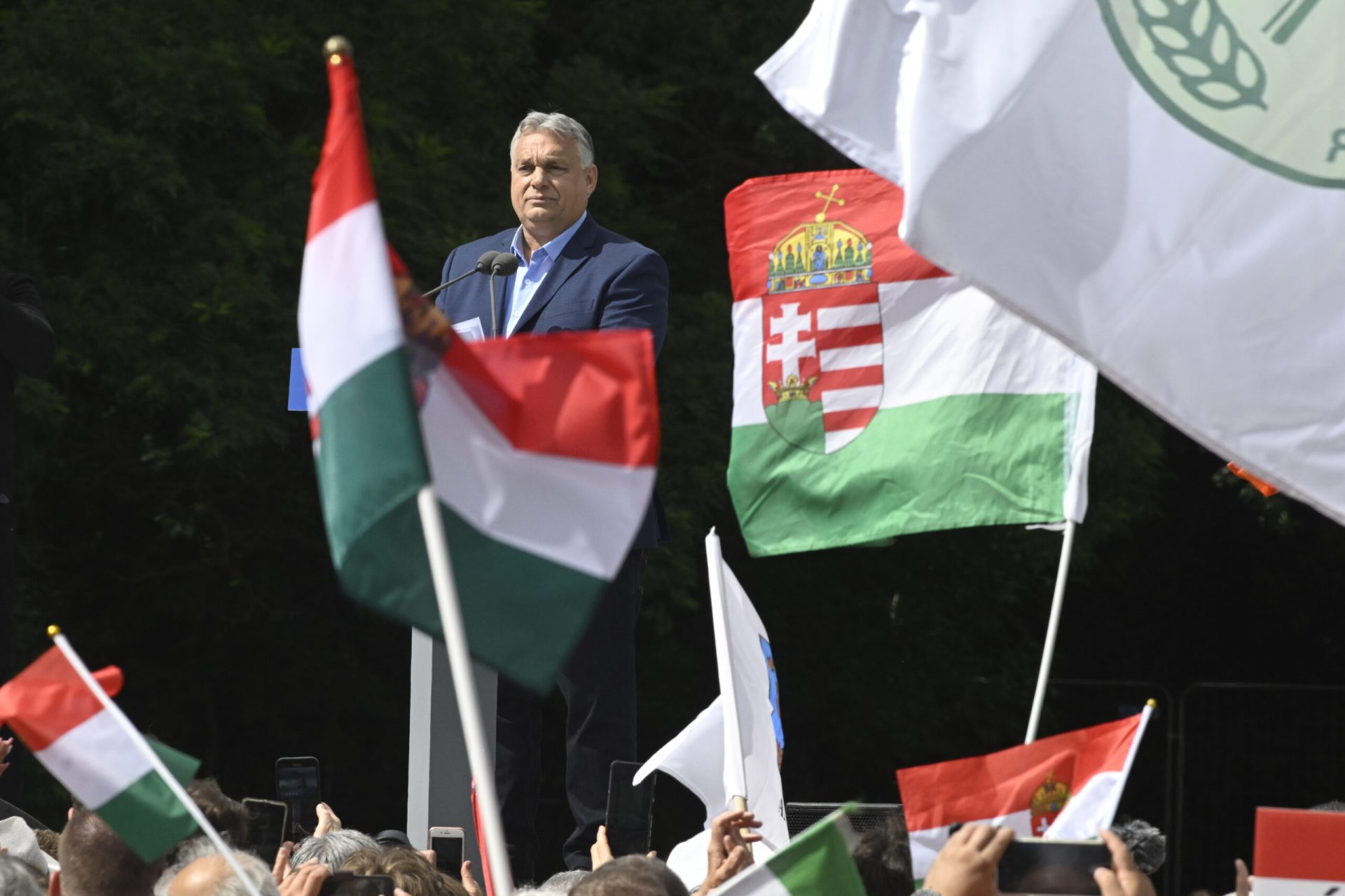 Az esőben érzi igazán otthon magát Orbán Viktor: Megmutatta az unokákat is a nyilvánosságnak