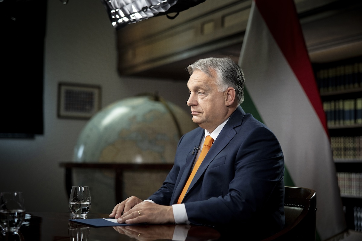 Az ország vezetője imádkozik a társáért: Orbán Viktor és a Varga Barnabás történet