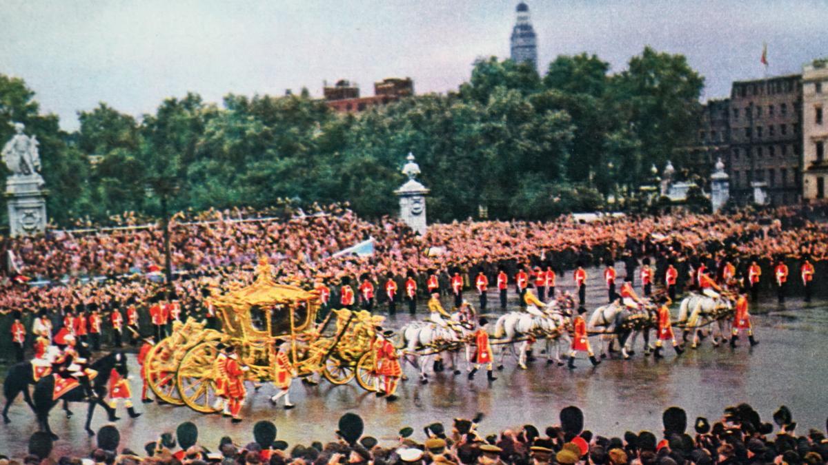 Az Isteni Óvás: II. Erzsébet 71 éve tartó uralkodásának megkoronázása – képekben
