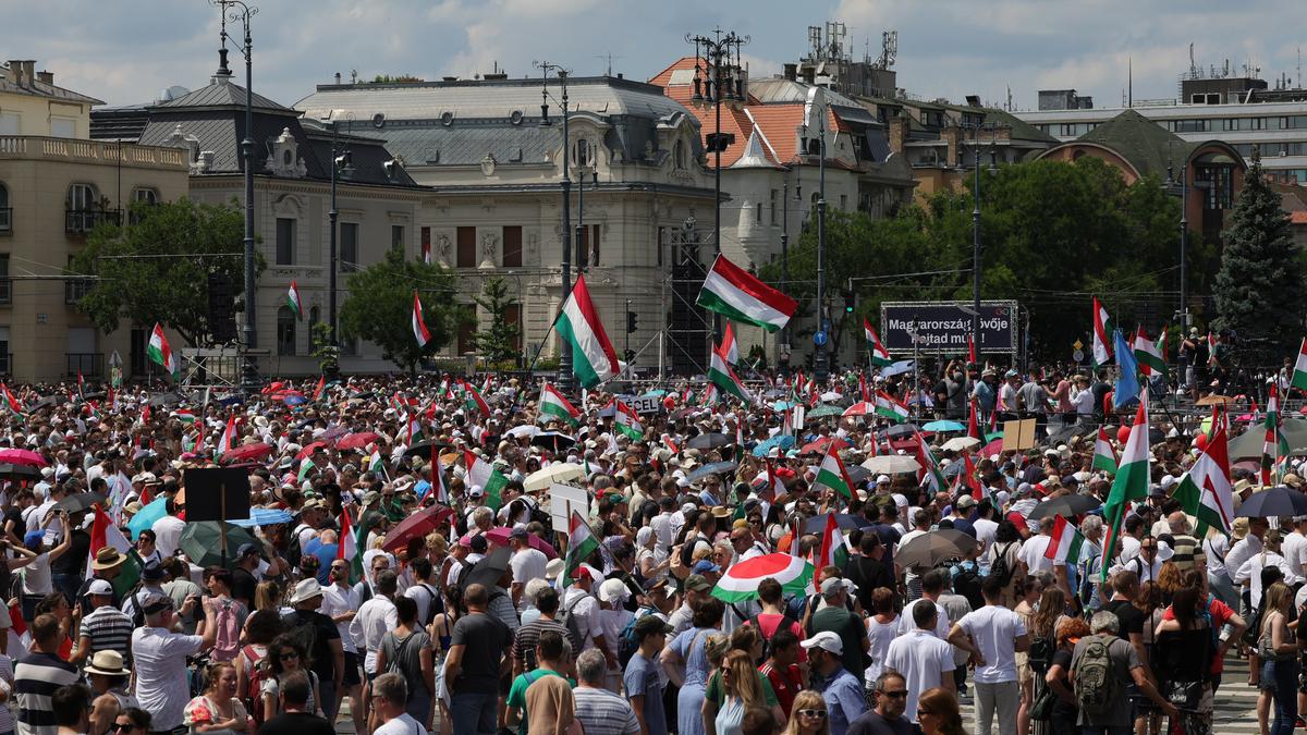 Hatalmas tömeg gyűlt össze Magyar Péter kampányzáró tüntetésén a Hősök terén - fotók