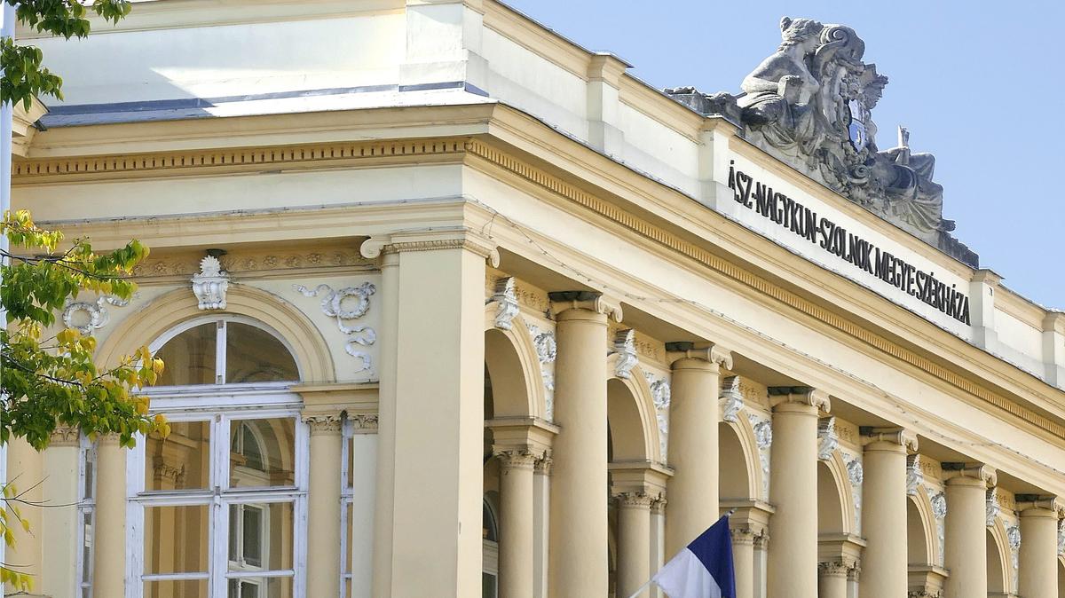 Riasztó hír: Tűzvész pusztít a szolnoki vármegyeházán