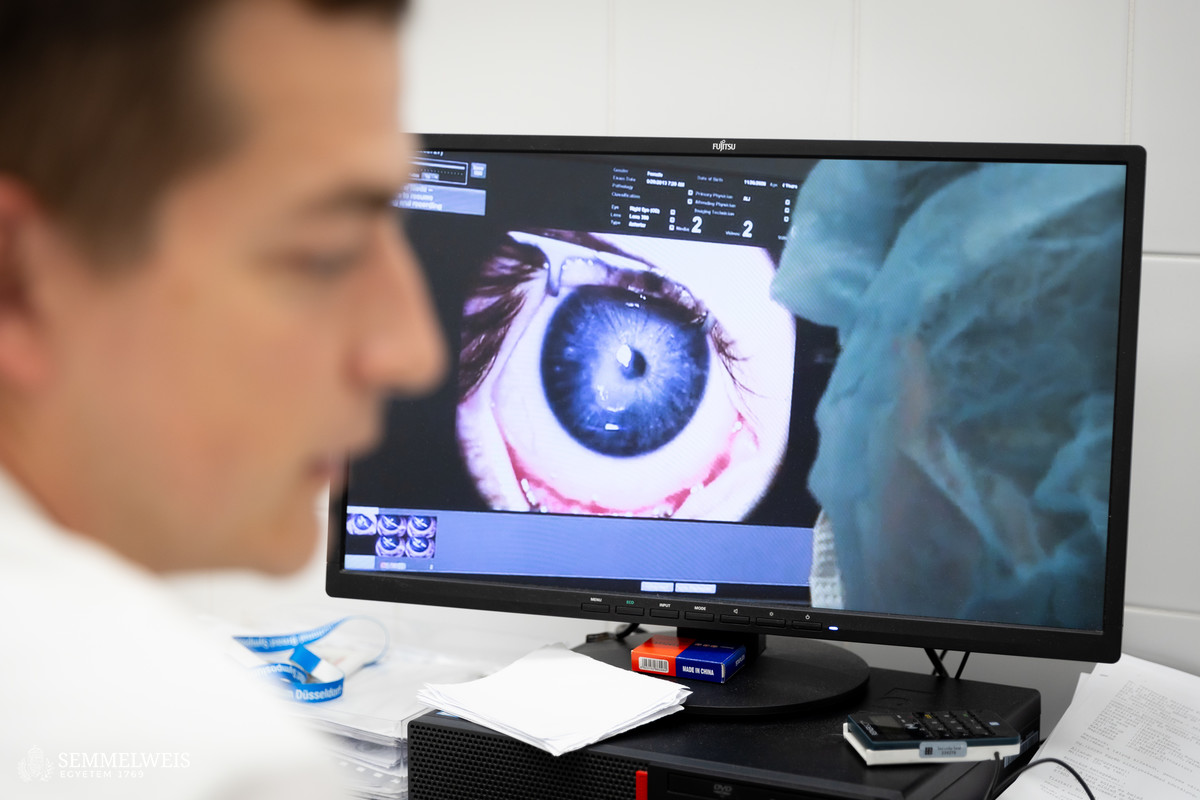 Forradalmi szemműtét a Semmelweis Egyetemen: A lábszárideg megmentette a beteg látását
