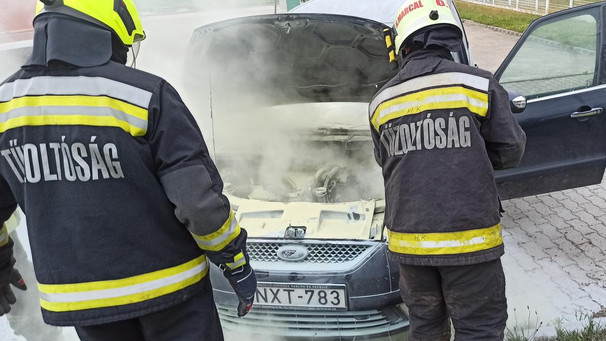 Vészhelyzet a balassagyarmati benzinkúton: Azonnali akció a lángoló autónál – lenyűgöző fotók