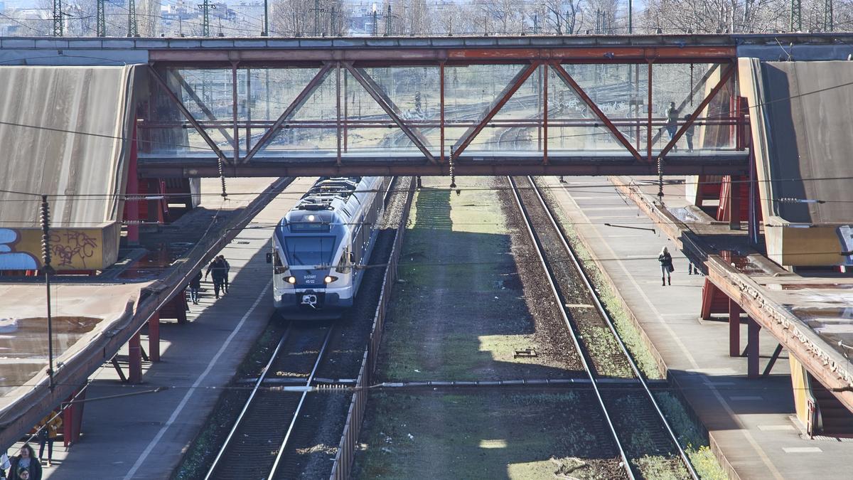 Mi történt? 400 utasnak a nyílt pályán kellett leszállnia a vonatról Budapesten