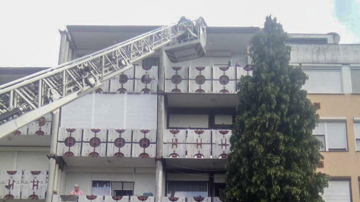 Kisgyerek kizárta az édesanyját az erkélyre Zalaegerszegen – hősies tűzoltó beavatkozás mentve!