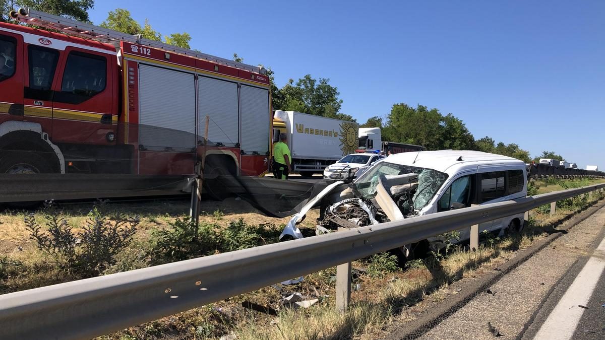 Kritikus közlekedési helyzet az M7-es autópályán: kamion és autó súlyos balesete - fotókkal!