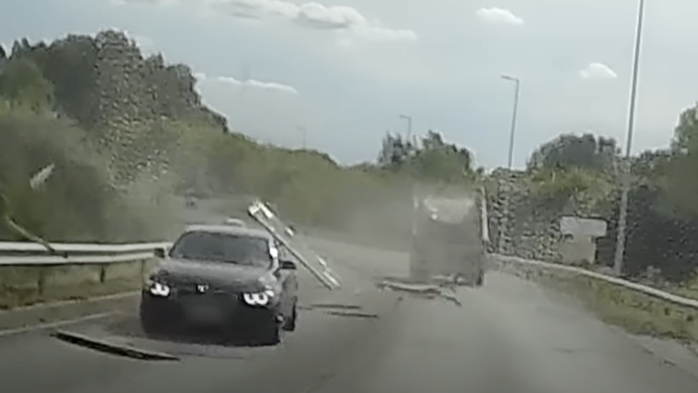 Súlyos baleset az M5-ösön: teherautóról lezuhanó sitt eltalálta a szembejövő BMW-t - videó