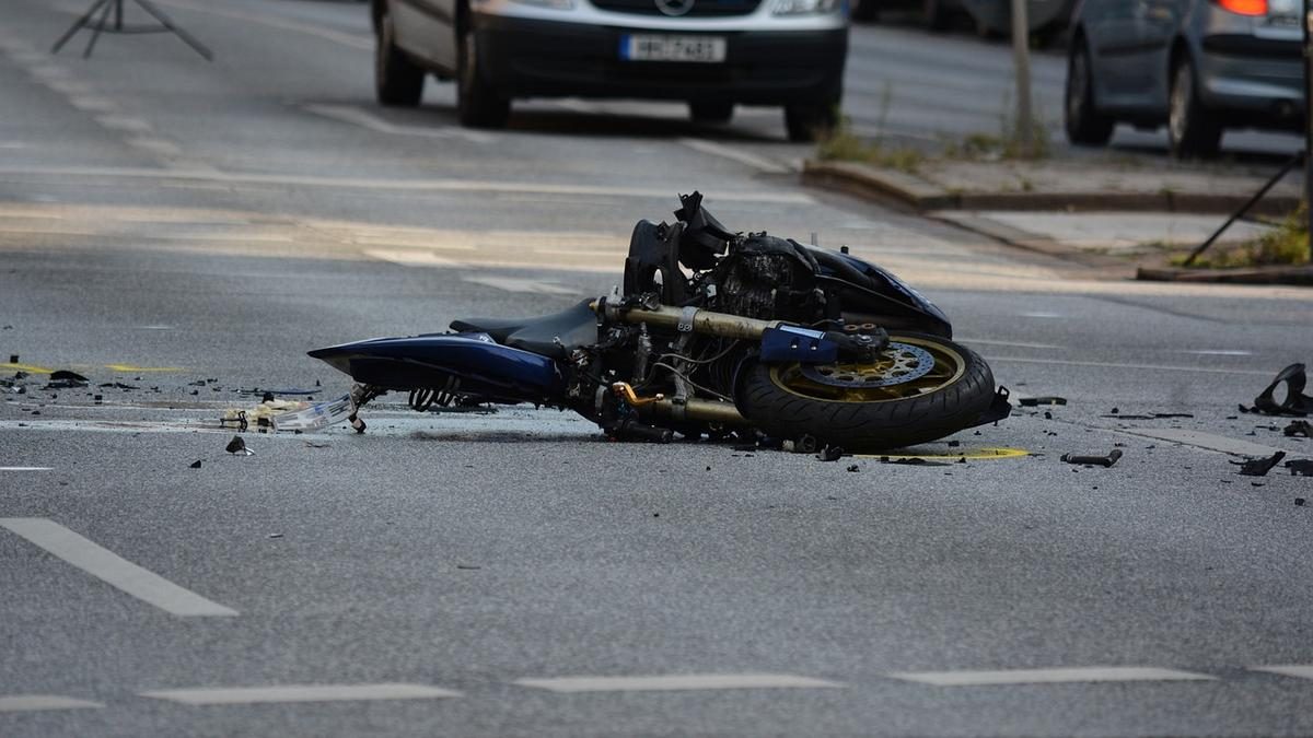 Tragikus baleset Győr közelében: egy motoros életét vesztette a karambolban a szabálytalan autóssal