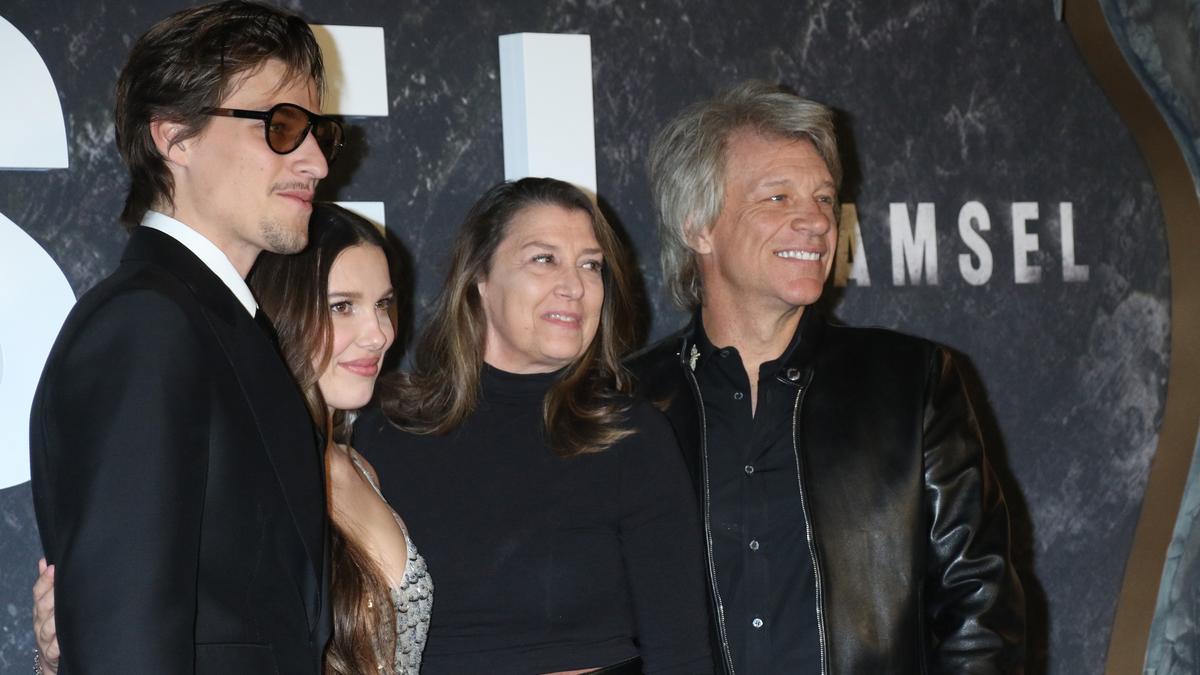 Világsztár apaként: Jon Bon Jovi elkíséri fiát és a Stranger Things sztárját nászútjukra