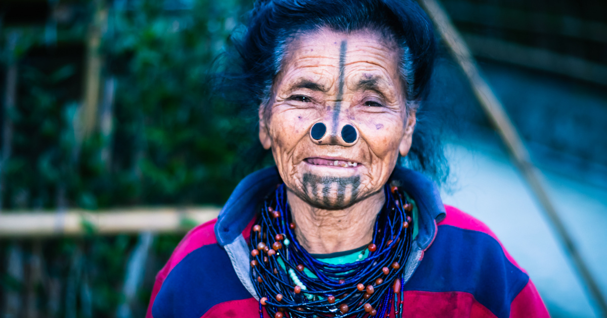 A szépség ára: az apatani törzs asszonyainak küzdelme a hagyományok és szépségideálok között
