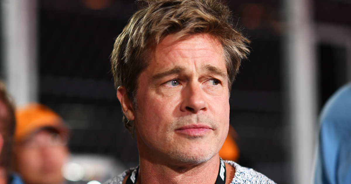 A szerelmesek: Brad Pitt és fiatalabb párja kézen fogva az F1 futamán