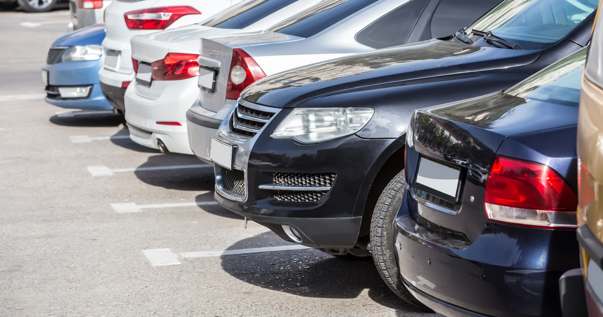Parkolóhelyi szabályszegés drasztikus büntetései: 156 000 forintos bírsággal sújthatják a szabálytalanokat