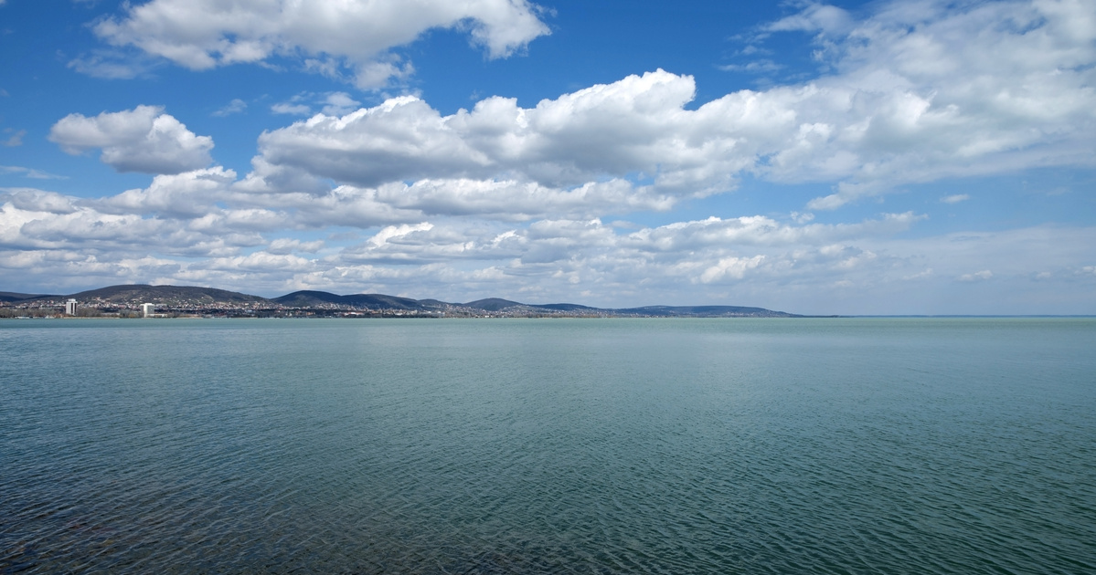 Elúszó titkok a Nagy Magyar Halkvízben – A Balaton rejtélyei és kalandjai